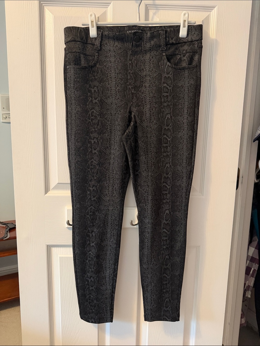 Liverpool Los Angeles Black Pull-On Stretch Pants- like new